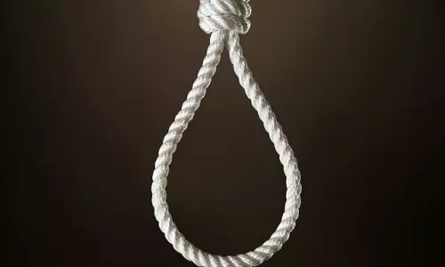 இளம்பெண் தூக்கு போட்டு தற்கொலை