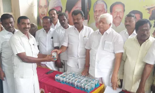 போக்குவரத்து துறை ஊழியர்களுக்கு  கை கடிகாரம்