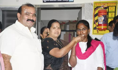 காவேரிப்பட்டணம் அரசு மருத்துவமனையில் கேக் வெட்டி கொண்டாட்டம்