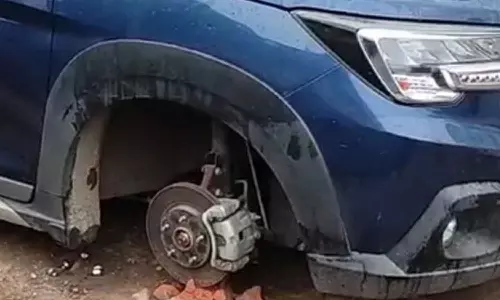 வீட்டின் முன் நின்ற காரின் டயர்களை கழற்றி சென்ற மர்மநபர்கள்- போலீசார் விசாரணை