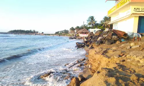 மாமல்லபுரத்தில் இரண்டாவது நாளாக கடல் சீற்றம்: கரையோர கட்டிடங்களை தாக்கும் கடல்நீர்