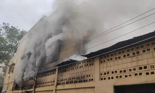 மீஞ்சூர் அருகே மரக்கடையில் மின்கசிவால் தீ விபத்து - ரூ.4 கோடி மதிப்பிலான பொருள் எரிந்து நாசம்