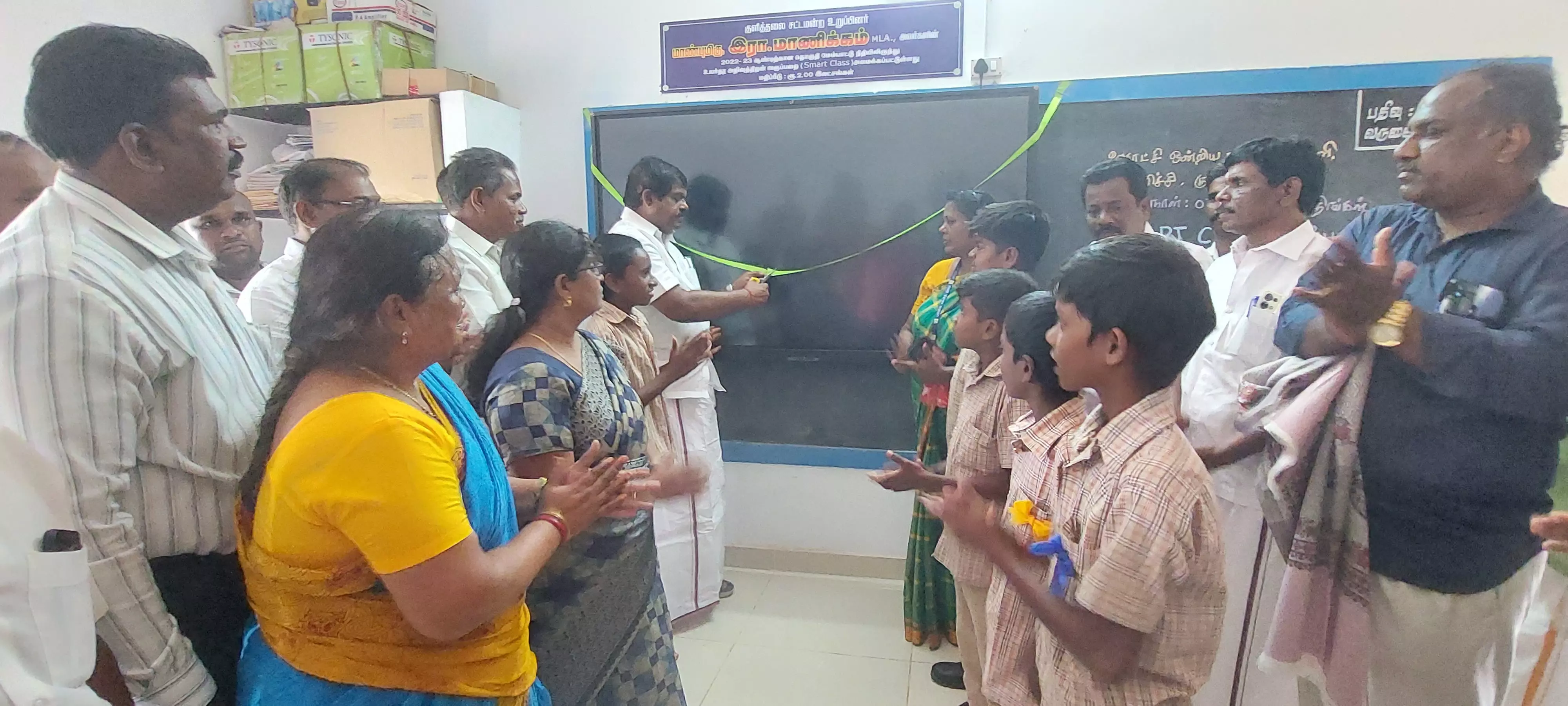 அரசு தொடக்க பள்ளியில் புதிய வகுப்பறை கட்டிடம் அரசு தொடக்க பள்ளியில் புதிய வகுப்பறை கட்டிடம்