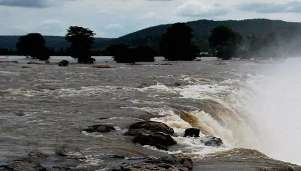 கர்நாடக அணைகளில் இருந்து தமிழகத்திற்கான காவிரி நீரை பெற்றுத்தர நடவடிக்கை எடுக்க வேண்டும்