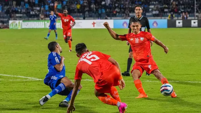 தெற்காசிய கால்பந்து: பெனால்டி ஷூட் அவுட்டில் குவைத்தை வீழ்த்தி மீண்டும் சாம்பியன் பட்டம் வென்றது இந்தியா தெற்காசிய கால்பந்து: பெனால்டி ஷூட் அவுட்டில் குவைத்தை வீழ்த்தி மீண்டும் சாம்பியன் பட்டம் வென்றது இந்தியா