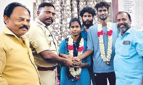 புதுச்சேரியில் டி.ஜி.பி. அலுவலகம் முன்பு தர்ணா செய்து காதலனை மணந்த சென்னை மாணவி