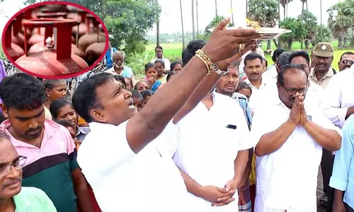 சிலிண்டர் விலை உயர்வு குறித்து கேள்வி எழுப்பிய பெண்கள்- மந்திரம் ஓதிய பா.ஜ.க. அமைச்சர்