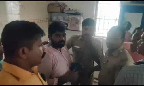 பொதுமக்கள் பிடியில் இருந்து தப்பிக்க தூக்குப்போட்டு தற்கொலைக்கு முயன்ற கொள்ளையன்