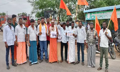 வேடசந்தூரில் கோழியின் தலை, கால்களை மாலையாக அணிந்து போராட்டம்