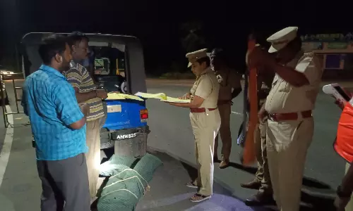 ஜீப்பில் எடுத்து வரப்பட்ட துப்பாக்கி-கத்திகளை பார்த்து அதிர்ச்சியடைந்த போலீசார்