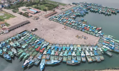 சின்னமுட்டம் விசைப்படகு மீனவர்கள் இன்று கடலுக்கு மீன்பிடிக்க செல்லவில்லை