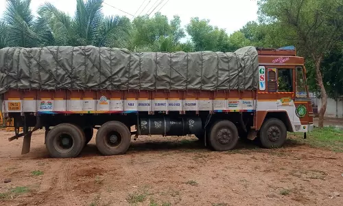 திருநாவலூர் அருகே அழகிய கூழாங்கற்களை கடத்திய லாரி டிரைவர் கைது: தப்பியோடிய உரிமையாளருக்கு வலைவீச்சு