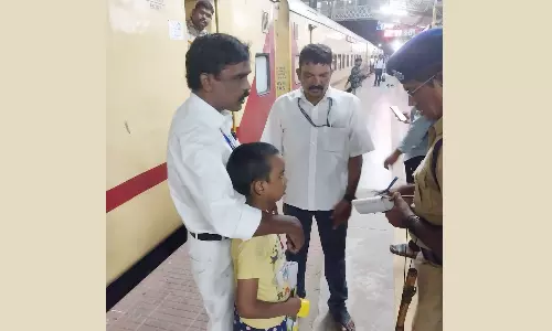 டியூசனுக்கு சென்ற சென்னை சிறுவன் ரெயிலில் கடத்தல்?- அரக்கோணம் ரெயில் நிலையத்தில் மீட்பு