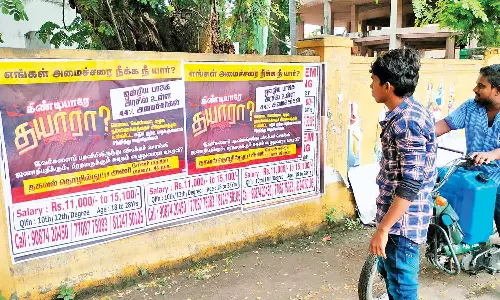 சேலத்தில் கவர்னரை கண்டித்து தி.மு.க. பரபரப்பு போஸ்டர்