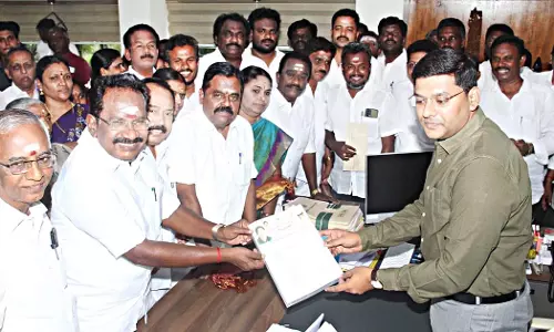 மதுரை மாநகராட்சியில் அடிப்படை வசதிகளை உடனுக்குடன் நிறைவேற்ற   கோரி மனு