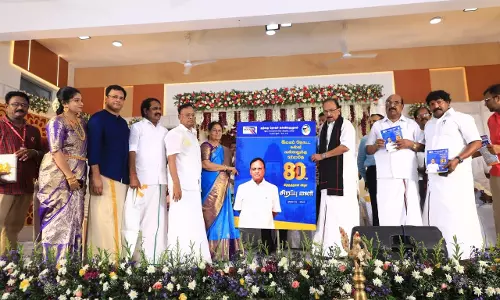 சிறப்பு மலரை வெளியிட்ட வைகோ