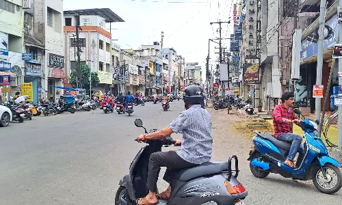 கோவை டவுன்ஹாலில் ஒருபக்க பார்க்கிங் அமலுக்கு வந்தது