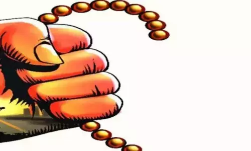 நடந்து சென்றவரிடம் தங்க செயின் பறிப்பு