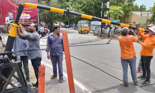 சேலம் அணைமேடு ரெயில்வே கேட் வாகனம் மோதி உடைந்தது