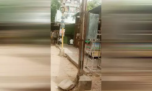 சாத்தான்குளம்  கடைவீதியில் அபாய நிலையில் உள்ள  மின்கம்பம் சீரமைக்கப்படுமா?