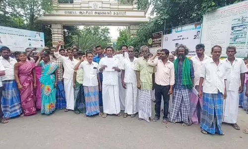 வனப்பகுதியில் ஆடு மேய்க்க பணம் வசூலிக்கும் வனத்துறையினரை கண்டித்து விவசாயிகள் ஆர்பாட்டம்