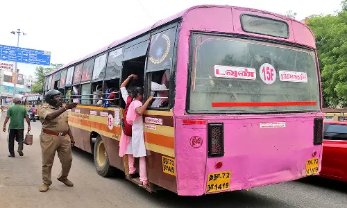 பாளையில் பஸ் படிக்கட்டில் தொங்கியபடி பயணித்த மாணவ-மாணவிகள்