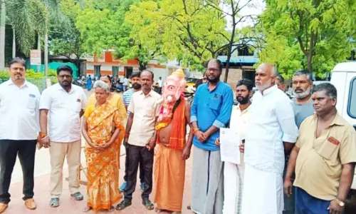 சந்திப்பு பஸ் நிலையத்தில் கோவில் அமைக்க கோரி விநாயகர் வேடத்தில் வந்து மனு அளித்த இந்து முன்னணியினர்