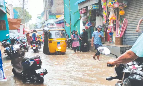 சூறாவளி காற்றுடன் பலத்த மழை