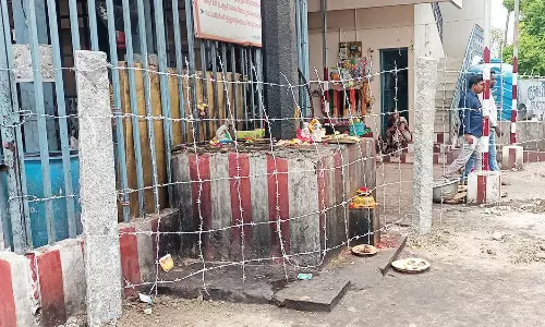 அதியமான்கோட்டை காலபைரவர் கோவிலில் கிரிவல பாதையில் கம்பிவேலி அமைப்பு