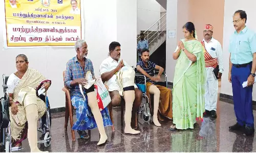 மாற்றுத்திறனாளிகளுக்கு செயற்கை கால்கள்