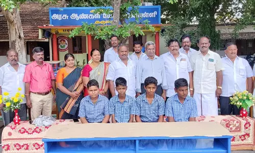 அதியமான் அரசு பள்ளிக்கு ரூ.6 லட்சம் மதிப்பில் டெஸ்க் பெஞ்சுகள்