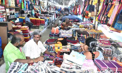 வெளி மாநில வியாபாரிகள் வராததால் ஈரோடு ஜவுளி சந்தை வெறிச்சோடியது