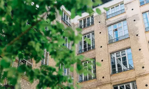 தாய் அடித்ததால் 5வது மாடியில் இருந்து குதித்த சிறுவன்.. சீனாவில் துயர சம்பவம்