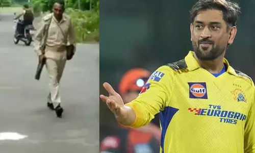 செக்யூரிட்டி கார்டை பைக்கில் ஏற்றி வந்த டோனி: வைரலாகும் வீடியோ