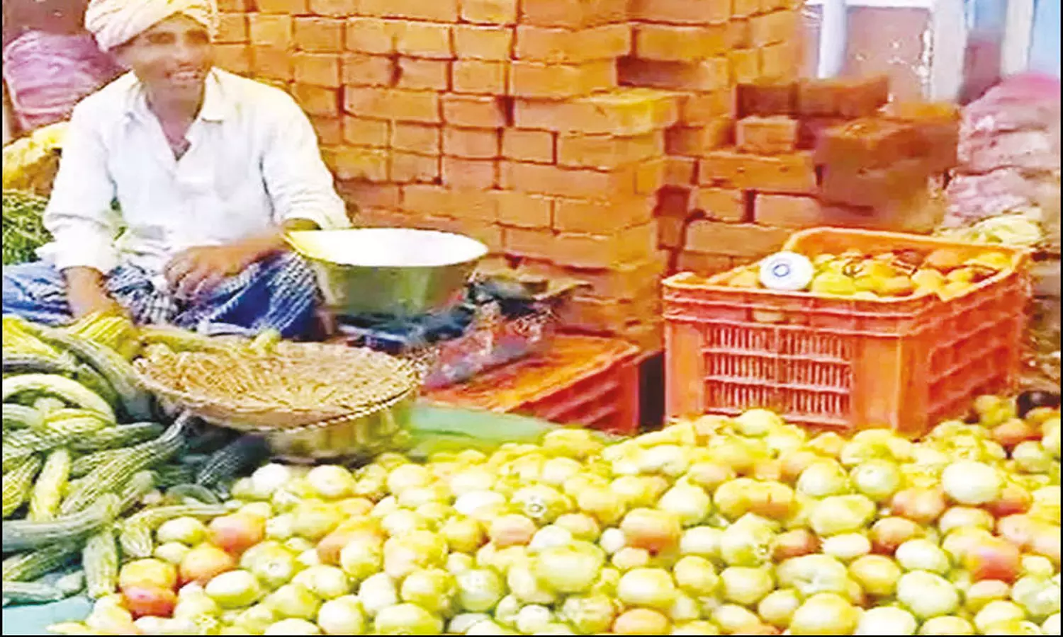 திருட வாய்ப்பு: கண்காணிப்பு கேமரா பாதுகாப்புடன் தக்காளி விற்கும் வியாபாரி திருட வாய்ப்பு: கண்காணிப்பு கேமரா பாதுகாப்புடன் தக்காளி விற்கும் வியாபாரி