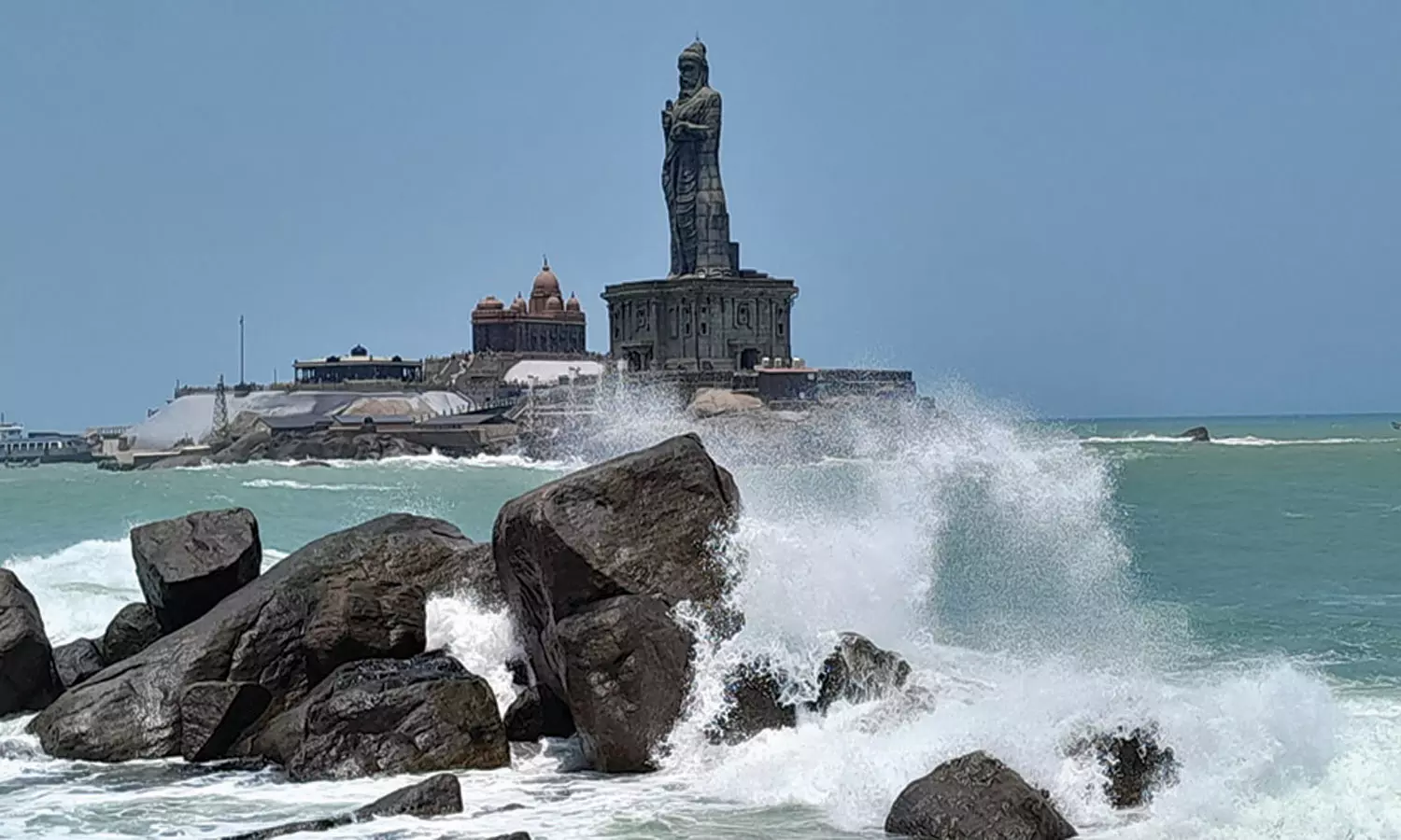 விவேகானந்தர் மண்டபத்துக்கு படகு போக்குவரத்து 3 மணி நேரம் தாமதமாக தொடக்கம் விவேகானந்தர் மண்டபத்துக்கு படகு போக்குவரத்து 3 மணி நேரம் தாமதமாக தொடக்கம்