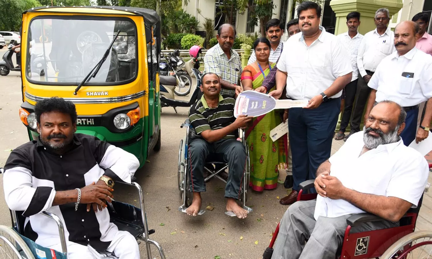 அம்பேத்கர் தொழில் முன்னோடிகள் திட்டத்தின் கீழ் மாற்றுத்திறனாளிக்கு மின் ஆட்டோ அம்பேத்கர் தொழில் முன்னோடிகள் திட்டத்தின் கீழ் மாற்றுத்திறனாளிக்கு மின் ஆட்டோ