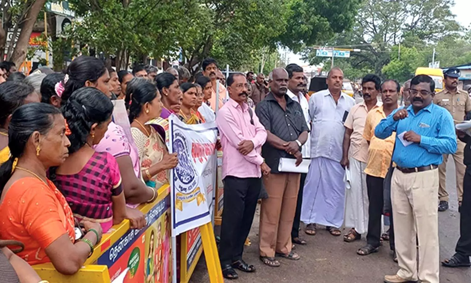 தென்காசியில் மக்கள் நலப்பணியாளர்கள் கருப்பு பேட்ஜ் அணிந்து ஆர்ப்பாட்டம்