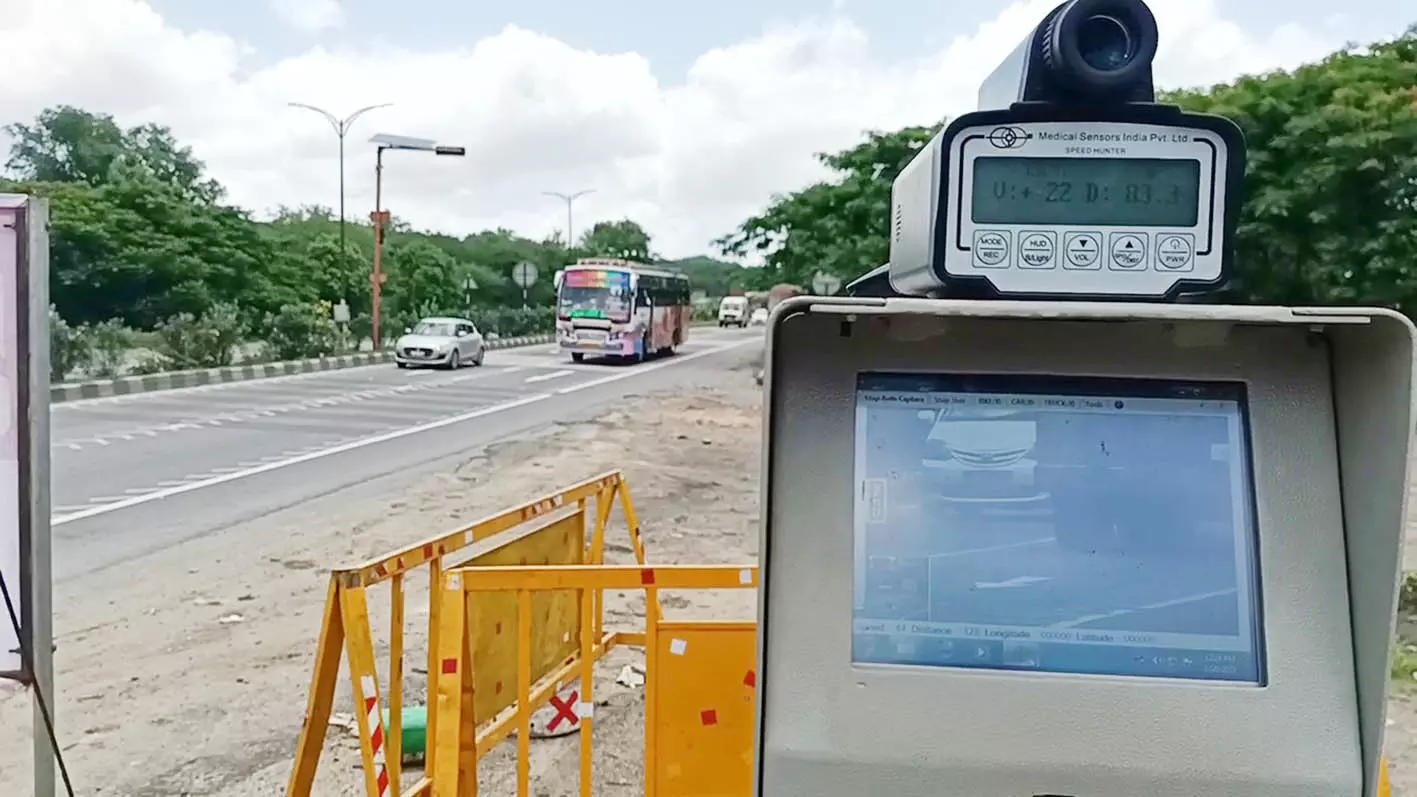 வேகம் கண்காணிக்கும் கருவி உதவியுடன் கடந்த 2 ஆண்டுகளில் 10,200 வாகனங்களுக்கு அபராதம் வேகம் கண்காணிக்கும் கருவி உதவியுடன் கடந்த 2 ஆண்டுகளில் 10,200 வாகனங்களுக்கு அபராதம்
