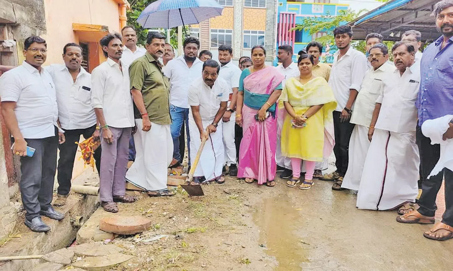 நாகர்கோவில் மாநகராட்சியில் ரூ.10½ லட்சம் மதிப்பீட்டில் சாலை பணிகள் - மேயர் மகேஷ் தொடங்கி வைத்தார் நாகர்கோவில் மாநகராட்சியில் ரூ.10½ லட்சம் மதிப்பீட்டில் சாலை பணிகள் - மேயர் மகேஷ் தொடங்கி வைத்தார்