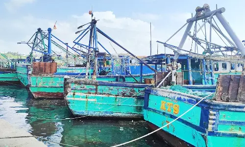 ராமேசுவரத்தில் 2-வது நாளாக கடல் சீற்றம்: 5 ஆயிரம் படகுகள் கடலுக்கு செல்லவில்லை