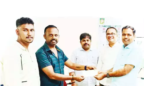 தீ விபத்தில் கடையை இழந்த 57 வியாபாரிகளுக்கு ரூ.1 லட்சத்து 14 ஆயிரம் நிதி உதவி ஏற்றுமதியாளர்கள் சங்கம் சார்பில் வழங்கப்பட்டது