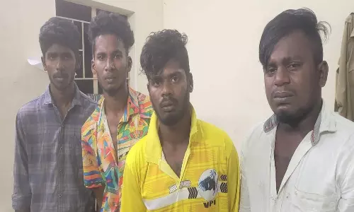 தேனி அருகே தனியார் மேலாளரை தாக்கி பணம், செல்போன் பறிப்பு