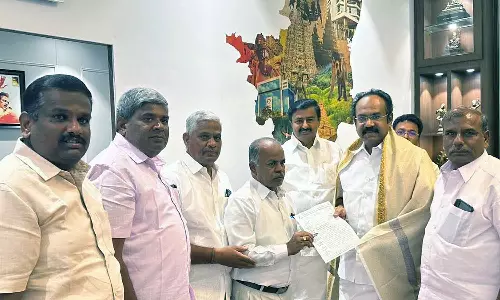 மின் கட்டணத்தை குறைக்க கோரி அமைச்சர்களிடம் விசைத்தறியாளர்கள் கோரிக்கை