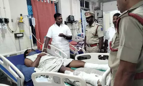 மரங்களை அகற்றும் பணியில் படுகாயமடைந்த தீயணைப்பு வீரர்