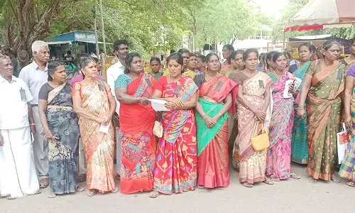 மக்கள் நலப்பணியாளர் சங்கத்தினர் ஆர்ப்பாட்டம்