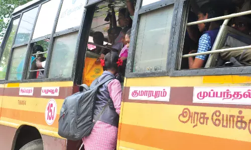 நாகர்கோவிலில் அரசு பஸ்களில் படிக்கட்டில் தொங்கியபடி பயணம் செய்யும் மாணவ-மாணவிகள்