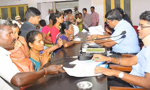 சக்கரக்கோட்டை டாஸ்மாக் கடைகளை மூட கோரி கலெக்டரிடம் மனு