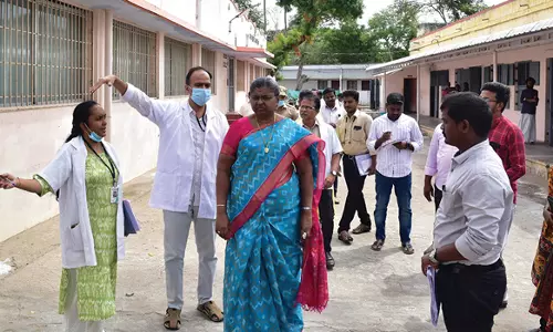 பரமத்திவேலூர் அரசு மருத்துவமனையில் கூடுதல்  கட்டிடங்கள் கட்டுவதற்கான இடத்தை கலெக்டர் ஆய்வு