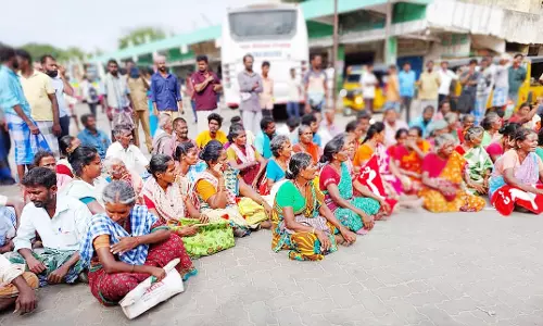 வாரச்சந்தை வியாபாரிகள் திடீர் சாலை மறியல் போராட்டம்